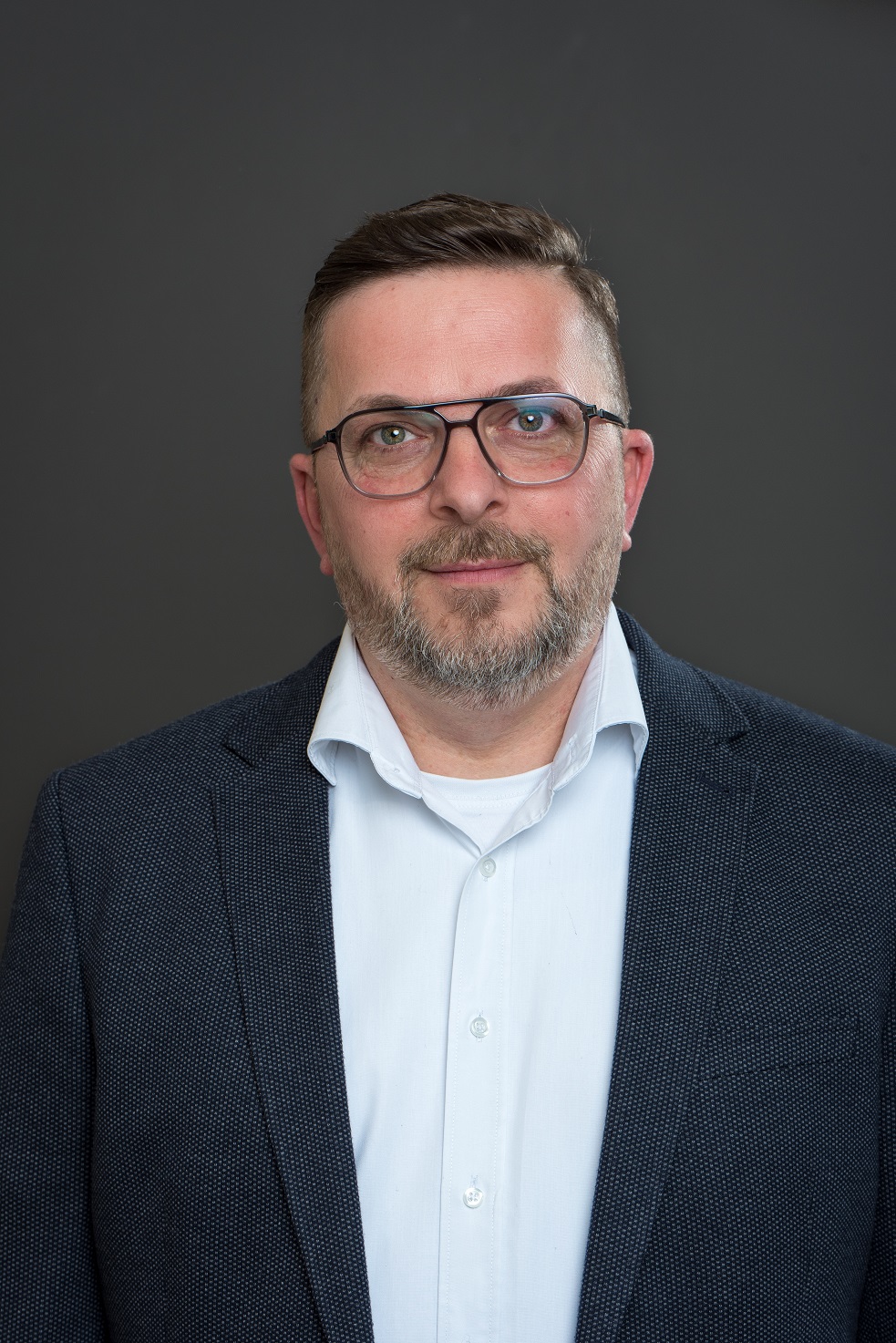 Zeljko Radnic, Augenoptikermeister und Inhaber von Augenoptik Schäfer in Dietzenbach, Experte für stilvolle und scharfe Brillen.