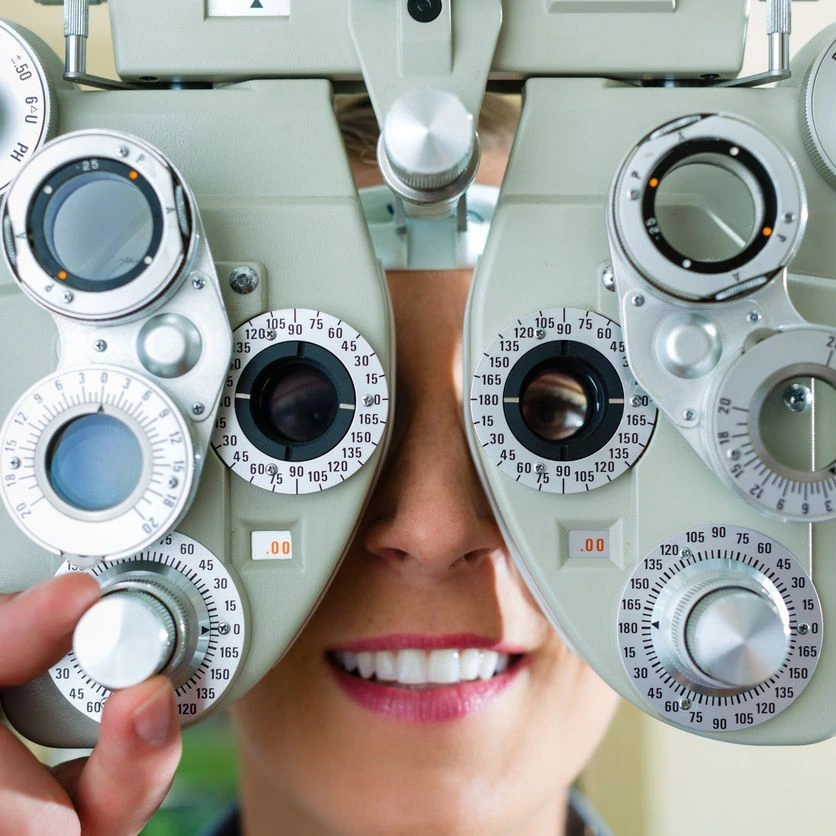 Kundin mit Testbrille während der Refraktionsmessung bei Augenoptik Schäfer in Dietzenbach